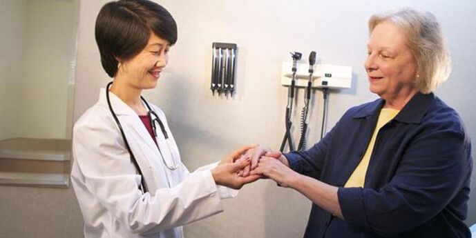 sinusuri ng doktor ang mga daliri para sa sakit